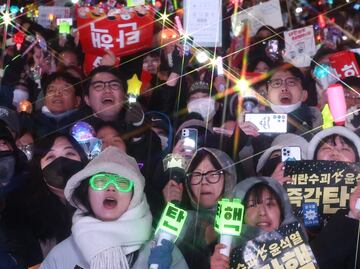 Varitas luminosas de K-pop dominan protestas que impulsaron juicio político a presidente surcoreano; exigían su destitución