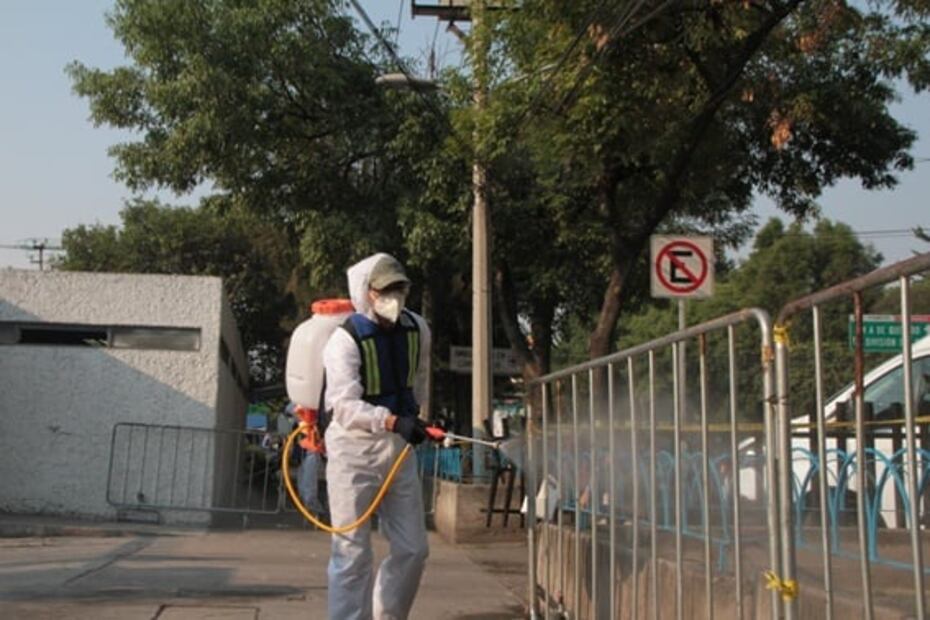 Desinfectan inmediaciones del Hospital General Xoco por Covid-19