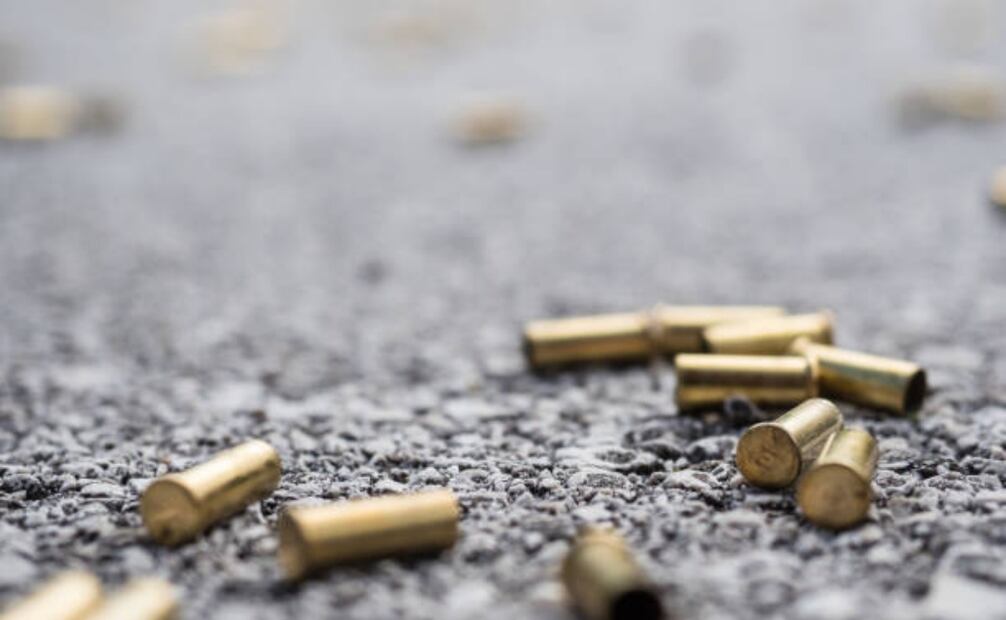 La funcionaria, pasó de los golpes a tomar un arma de fuego y disparar en contra de su expareja. Foto: iStock