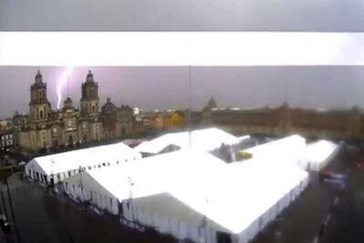 Este es el momento en el que un rayo cae sobre la Catedral Metropolitana
