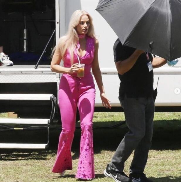 Se filtran fotografías del set de "Barbie" y Margot Robbie luce exactamente como imaginamos
