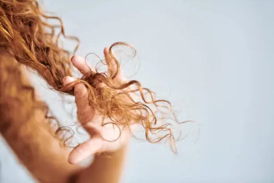 El cabello rizado necesita mayor hidratación por su textura seca natural. Foto: Unsplash