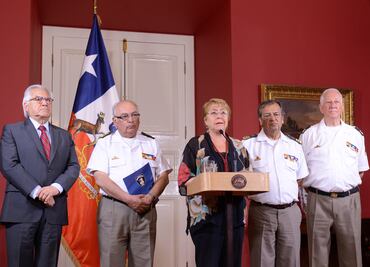 Bachelet viaja a zona de incendios "sin precedentes" que afectan a Chile
