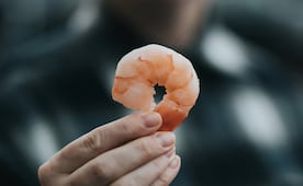 ¿El camarón se pela antes o después de cocinar?