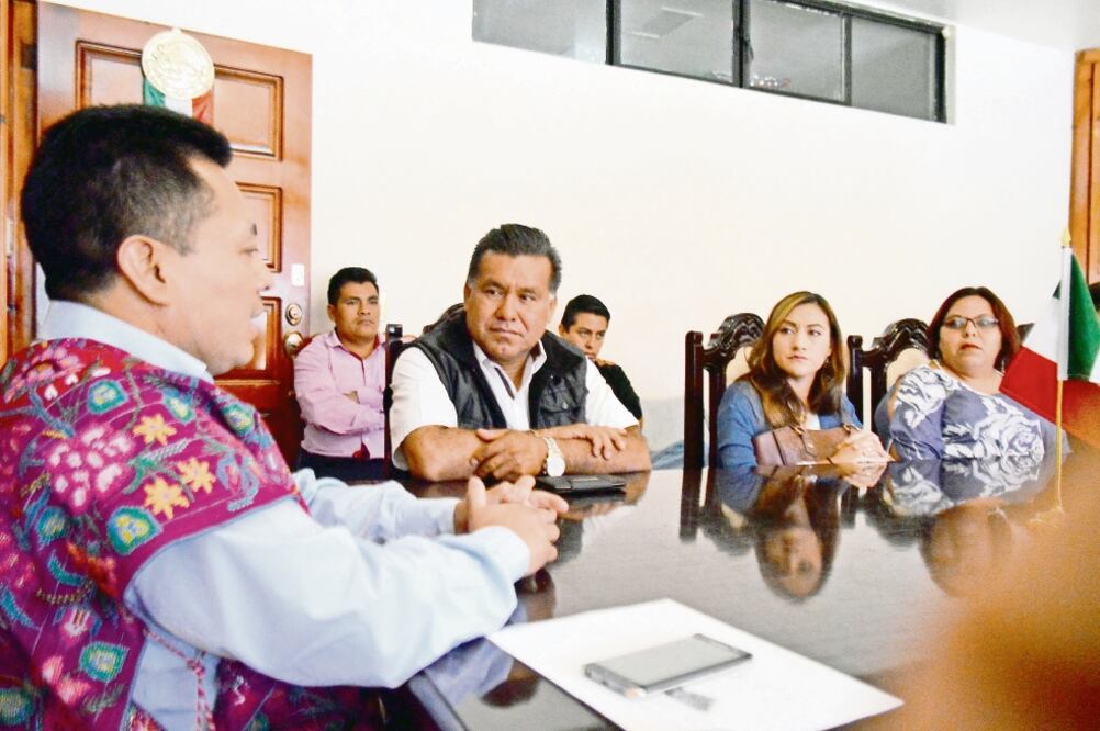 Corren a mentores paristas. El edil Manuel Martínez dijo que en asamblea, los padres inconformes destituyeron a los docentes (JOSÉ CAMAS. EL UNIVERSAL)