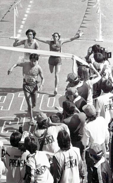 Momento en que Maricela Hurtado (2) se probó, por segundo año consecutivo, como la más veloz de las mujeres que corrieron el Maratón de la Ciudad de México. Archivo EL UNIVERSAL.