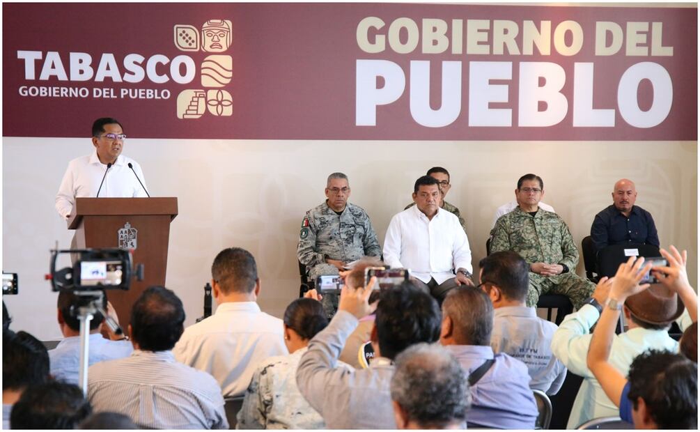 El Gobernador Javier May Rodríguez (sentado con camisa blanca) junto a autoridades de seguridad de Tabasco durante conferencia mañanera (13/11/2024). Foto: Especial