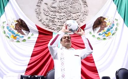 Presidente de San Lázaro se echa "cascarita" con "El Matador" dentro del pleno y lo critican