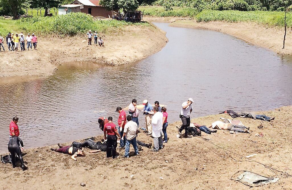 Buzos de Protección Civil apoyaron en la búsqueda de las víctimas y en la recuperación de cuerpos durante casi siete horas  Foto: EFE