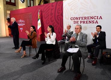 Aplausos y homenaje a Óscar Chávez en la mañanera de AMLO