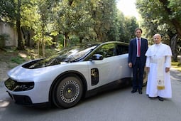 VIDEO: Papa León XIV se sienta al volante del primer Ferrari eléctrico; recibe a directivos de la empresa en Castel Gandolfo