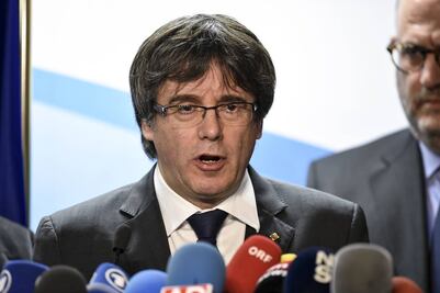 Puigdemont ofrece a Rajoy diálogo en el extranjero 