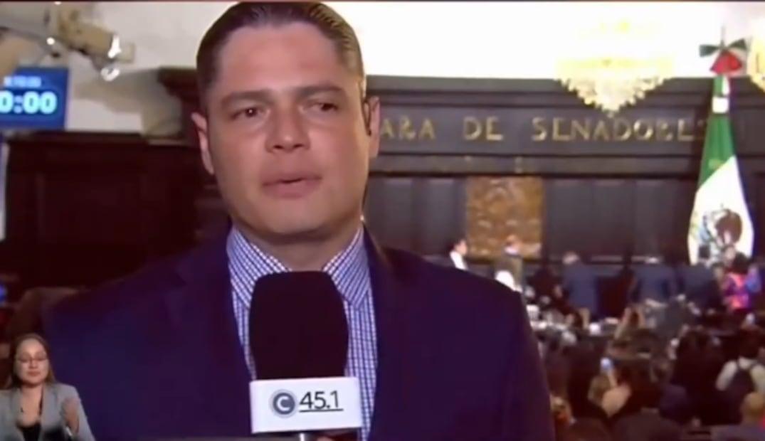 Captura de pantalla del video del Canal del Congreso que está siendo comparado con la escena de 31 Minutos. Foto: X