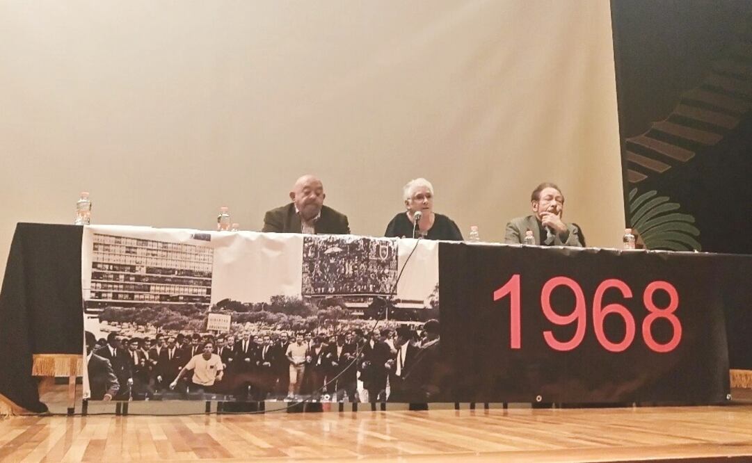 Mario Núñez, Adriana Corona y Raúl Rojas Soriano en la mesa “La Revolución del pensamiento”, ayer en la Facultad de Ciencias Políticas y Sociales de la UNAM.