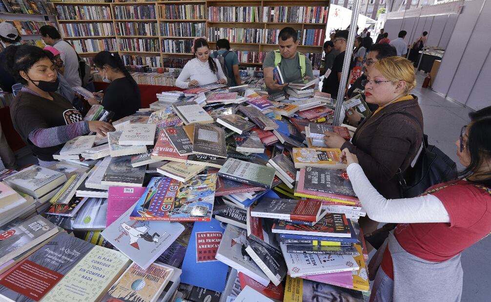 Aspectos de la feria internacional de libro del zócalo de la ciudad de México. Foto: Fernanda Rojas/ El Universal.