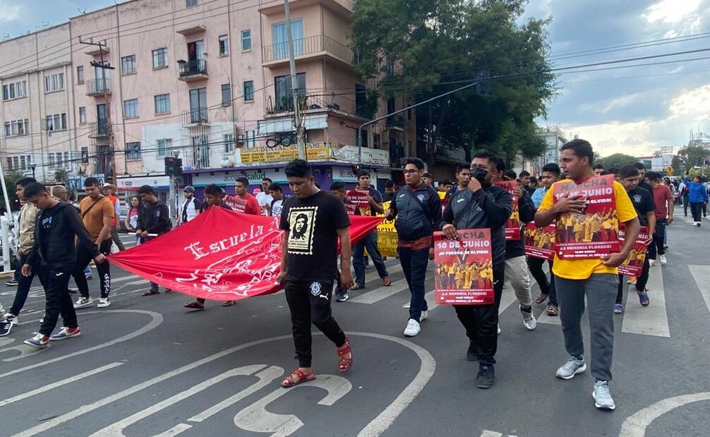 Marchan en conmemoración a los 53 años del "Halconazo". Se unen también quienes exigen justicia por los 43 de Ayotzinapa. Foto: Valente Rosas / EL UNIVERSAL