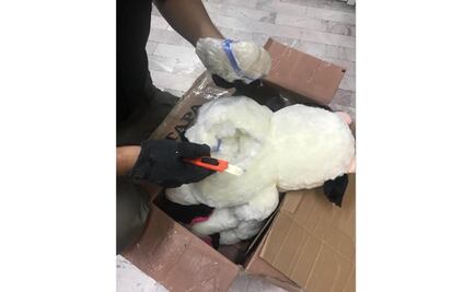 Binomio canino de la FGR encuentra metanfetamina dentro de muñecos de peluche