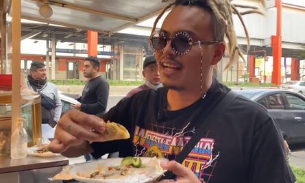 Youtuber da un tour gastronómico a los mejores puestos de comida callejera