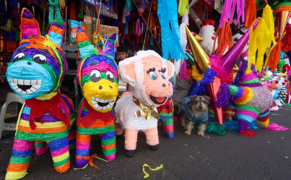 Venta de piñatas y productos para rellenarlas en el mercado de Jamaica. Foto: Luis Camacho | El Universal
