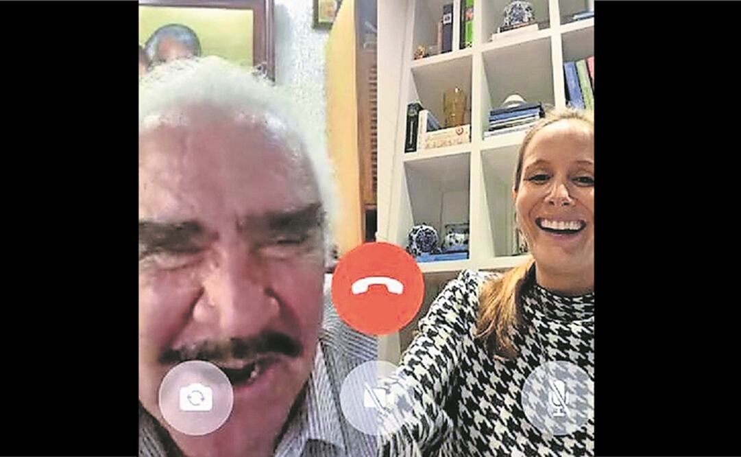 Catalina Porto, gerente ejecutiva de Caracol Televisión, colocó un un autorretrato con Vicente Fernández como perfil de WhatsApp. Foto: WhatsApp
