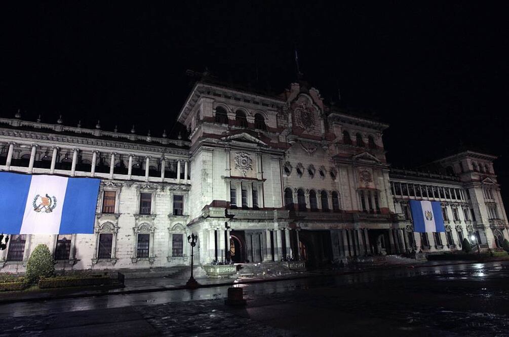 Fachada del Palacio Nacional de Guatemala en la madrugada de hoy, poco después de que el presidente guatemalteco Otto Pérez Molina, acusado de corrupción, haya presentado su dimisión (EFE)