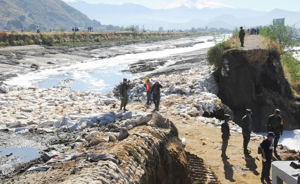 Reparación del Canal de la Compañía tras uno de sus desbordamientos, 2010. En los años 90, la escasa red de drenaje no funcionaba a la perfección, teniendo varios colapsos y fugas de aguas negras. Foto: ESPECIAL.