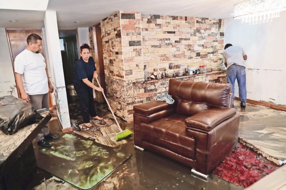 Los colonos iniciaron las labores de limpieza de sus hogares; los enseres de la planta baja fueron los más dañados por la filtración del agua del canal (IVAN STEPHENS. EL UNIVERSAL)