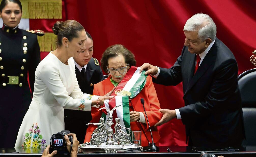 El pasado 1 de octubre Ifigenia Martínez fue la encargada de entregar la Banda Presidencial a Claudia Sheinbaum con ayuda del expresidente. Foto: Especial
