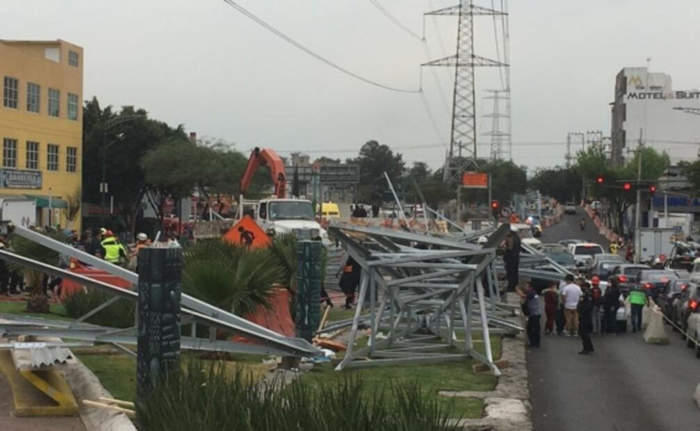 Colapso de torre eléctrica deja un lesionado sobre Eje 6 Sur y Ermita 