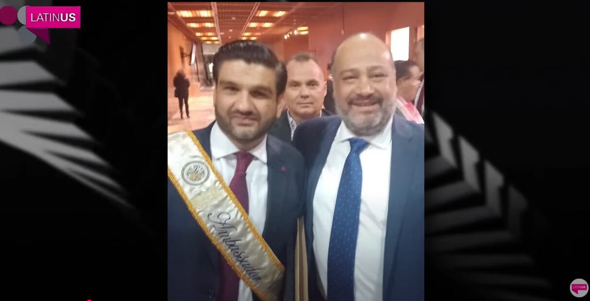 Abogado Penilla junto a funcionario público. Foto: captura de pantalla tomada de Latinus