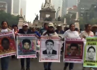 March for the 43 reaches Monument to Benito Juárez