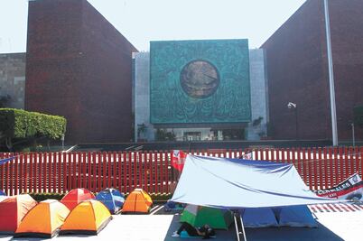 CNTE retira plantón; busca ver al Ejecutivo 