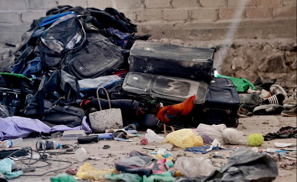 Cientos de mochilas y bolsas de mano fueron encontradas por el colectivo “Guerreros Buscadores” en uno de los cuartos del rancho Izaguirre. Foto: AFP