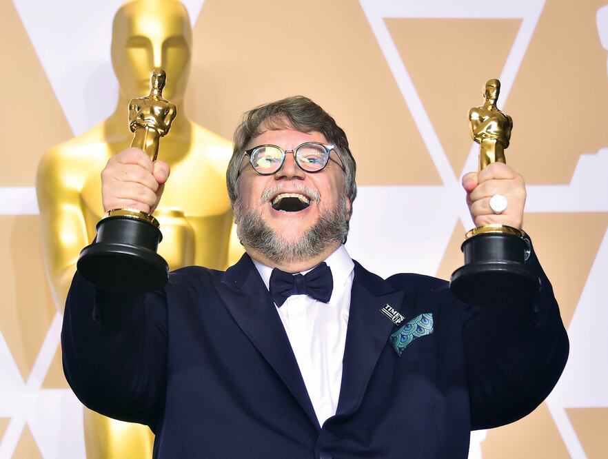 Guillermo del Toro celebró emocionado sus premios por La forma del agua; eso sí, antes de dar su discurso, se cercioró de que la tarjeta tuviera su nombre (FOTOS: AGENCIAS)