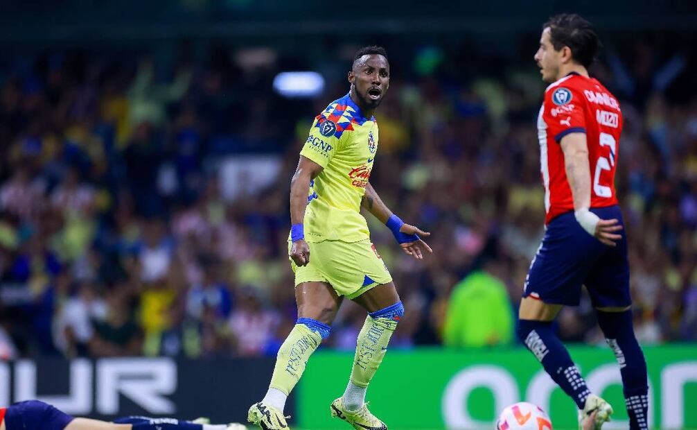 Julián Quiñones le recordó a un aficionado de Chivas que los traía de 'hijos' en la cancha. Foto: Imago7