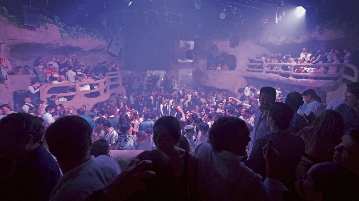 Vero Castro recuerda con nostalgia su rincón favorito del antro. FOTOS: VIX