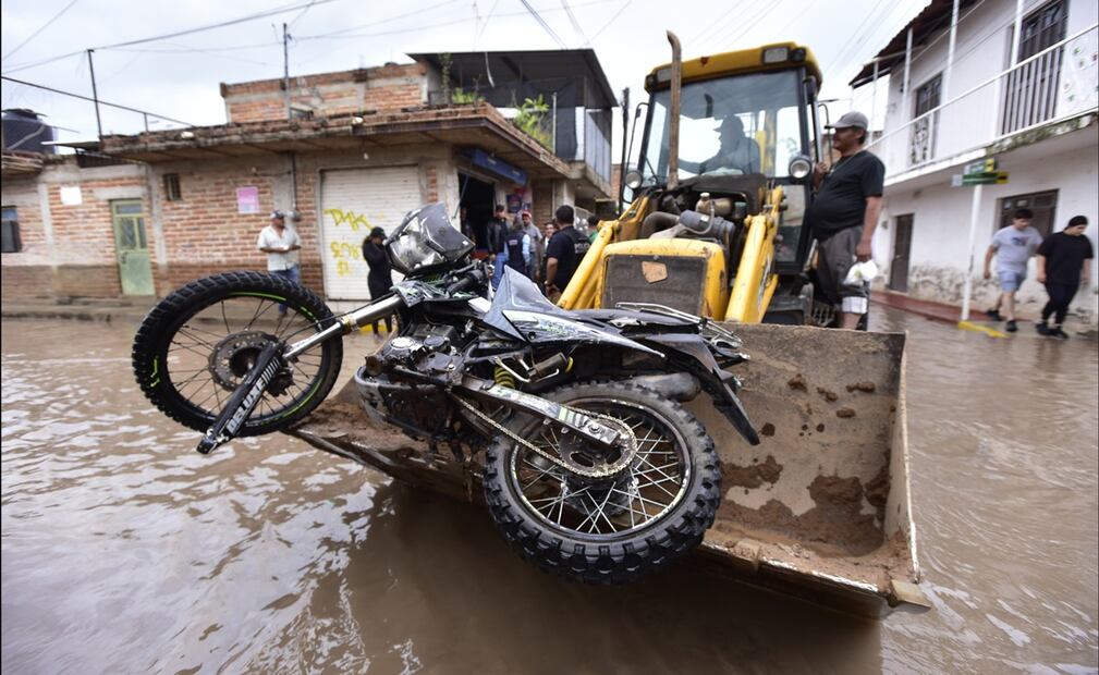 Lugareños transitan por una calle inundada provocada por el desbordamiento del río Tajo, en el municipio de Tototlán, el lunes 29 de septiembre de 2025. Foto: especial
