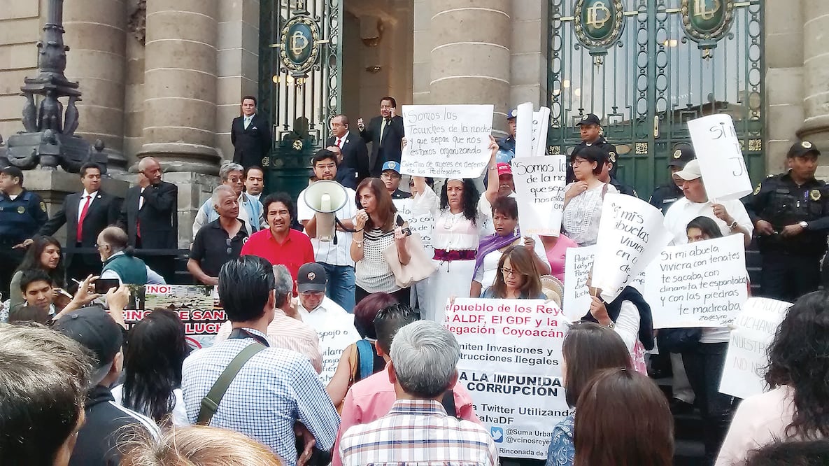 Vecinos inconformes con el cambio de usos de suelo en zonas habitacionales se han manifestado frente a la Asamblea Legislativa