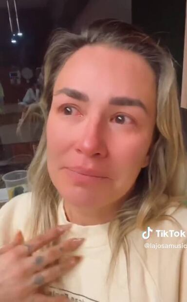 María José ayuda a anciana a llegar a Pantitlán; la mujer padece demencia senil