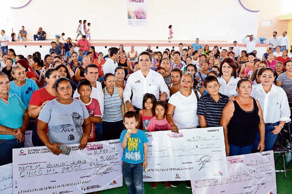 El gobernador Silvano Aureoles giró instrucciones para que los titulares del IVEM y de la Sedetum visiten y realicen un proyecto de vivienda para la región. (Cortesía)