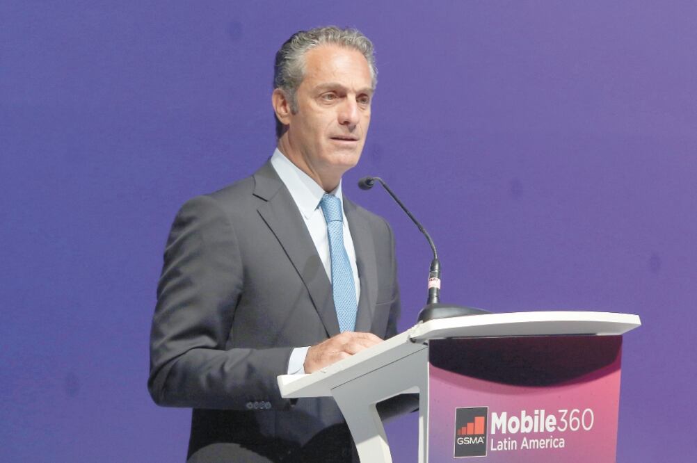 Como parte del Mobile 360 Latin America, Carlos Slim Domit, presidente del Consejo de Administración de América Móvil, expuso que es urgente llevar la conectividad a todo el país, superando las limitaciones para invertir. Foto: CARLOS MEJÍA. EL UNIVERSAL