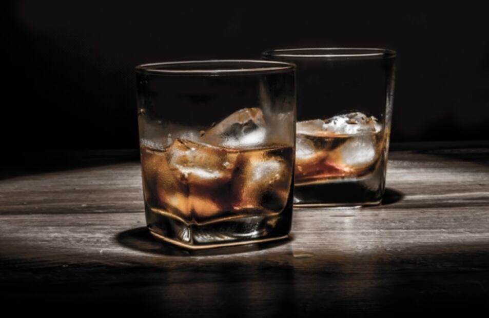 ¿Qué herramientas necesitas para hacer cocteles en casa?