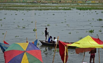 Encuentran a niña de un mes flotando dentro de una caja en el río Ganges, India