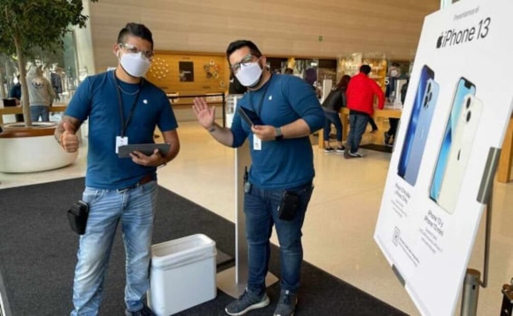 Arturo Delgado, primer mexicano en comprar el iPhone 13