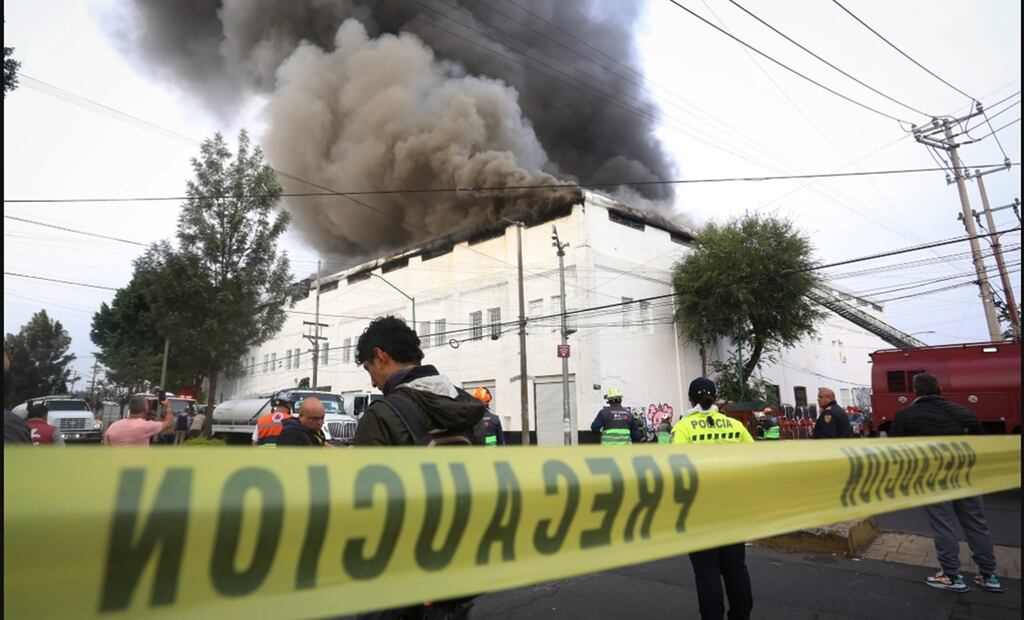 Un fuerte Incendio se registra en una bodega ubicada en la avenida Ferrocarril de Cintura y la calle Mineros en la colonia Morelos, alcaldía Cuauhtémoc, el martes 8 de julio de 2025. Foto: Luis Camacho/EL UNIVERSAL
