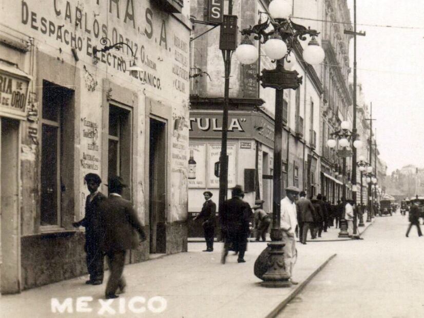 Dos jóvenes de aspecto sospechoso en la avenida Cinco de Mayo. Crédito: Colección Villasana.