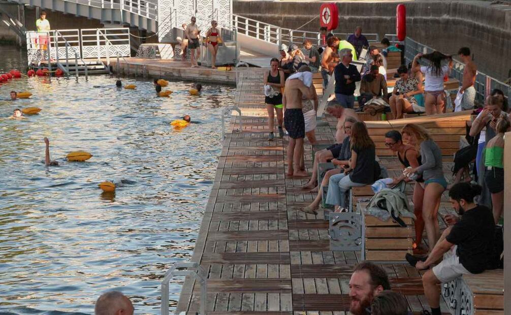 Bañistas nadan en el Sena, a su paso por el Bras Marie, frente a la isla de San Luis, en París, este lunes. Todo el sur de Francia y buena parte del centro se encuentra este lunes en alerta por una ola calor, que se va a traducir en temperaturas que pueden superar los 42 grados en la región de Burdeos y que va a prolongarse al menos hasta el final de la semana. Foto: EFE