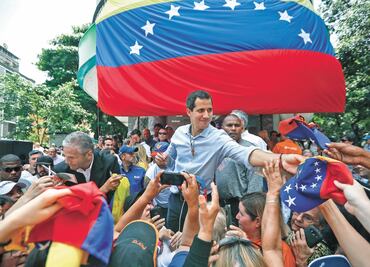 Detienen a paras que se fotografiaron con Guaidó