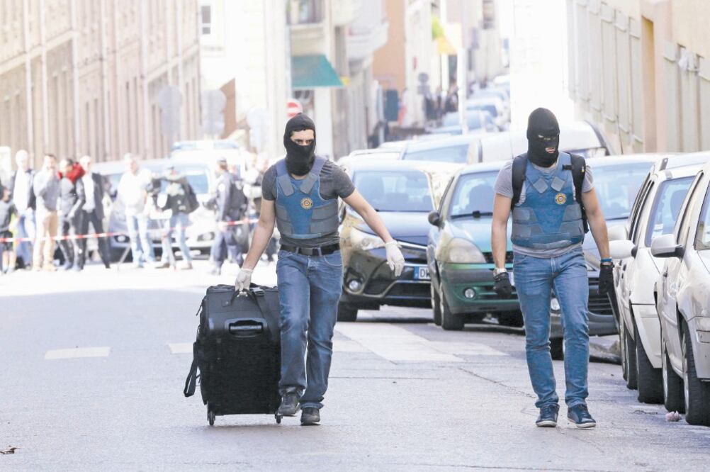 La policía francesa incautó a los terroristas tres kilos de peróxido de acetona, armas y una bandera del EI (CLAUDE PARIS. AP)