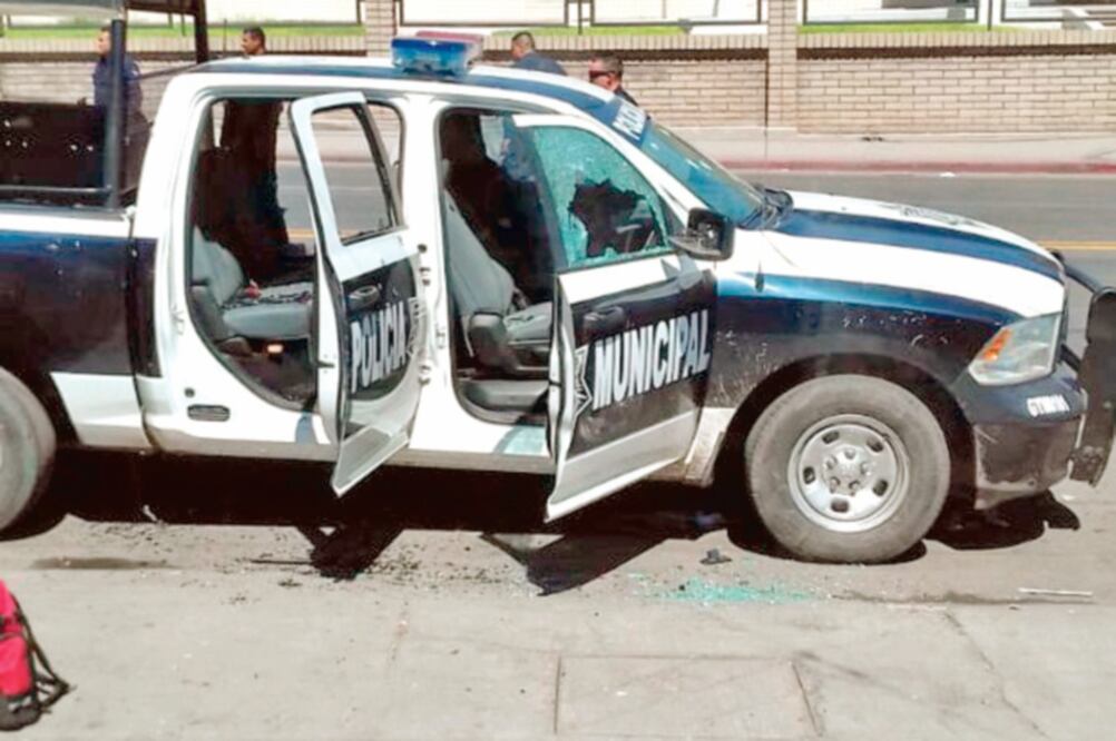 En la avenida Guaymas quedó uno de los vehículos atacados por los criminales. Foto: ESPECIAL